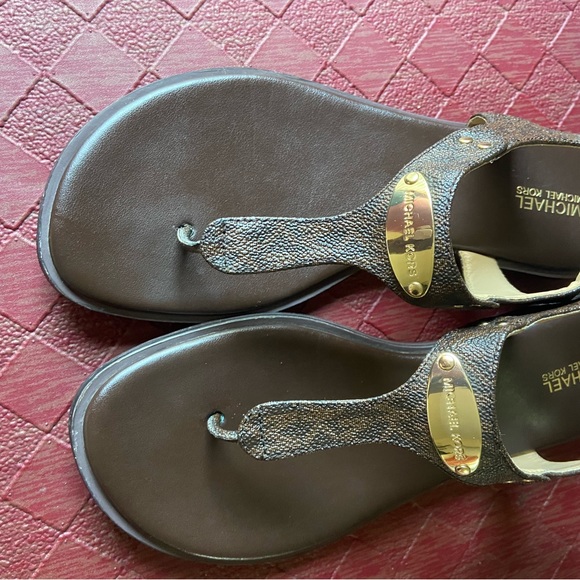 MICHAEL KORS MK LOGO PLATE BROWN SANDALS - Picture 4 of 9